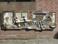 862428 Afbeelding van het gerestaureerde muurmozaïek over het bakkerijproces, gemaakt door de kunstenaar Luigi Amati, ...